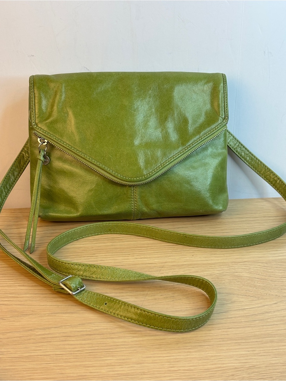 Vintage HOBO International “Daria” Lime Green Leather Envelope Crossbody Bag